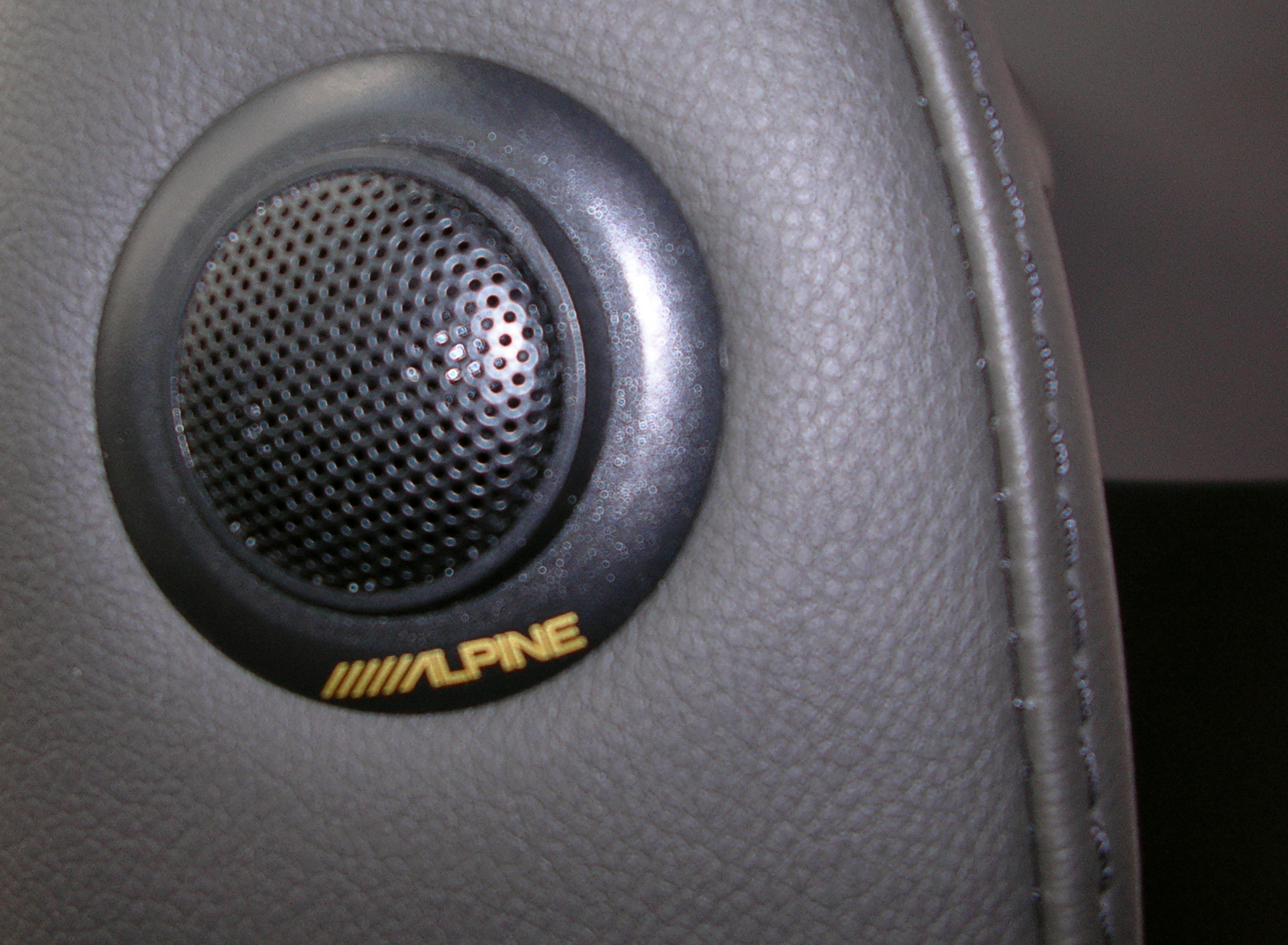 Alpine+speaker+fitted+in+head-rest